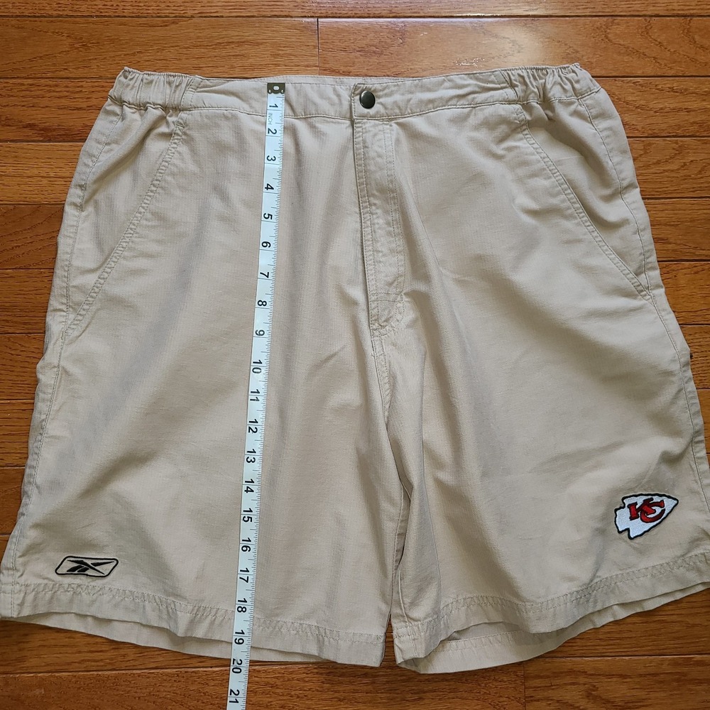 NFL Kansas City Chiefs Reebok Shorts Khaki Canvas 8 inch inseam Elastic sides Lg